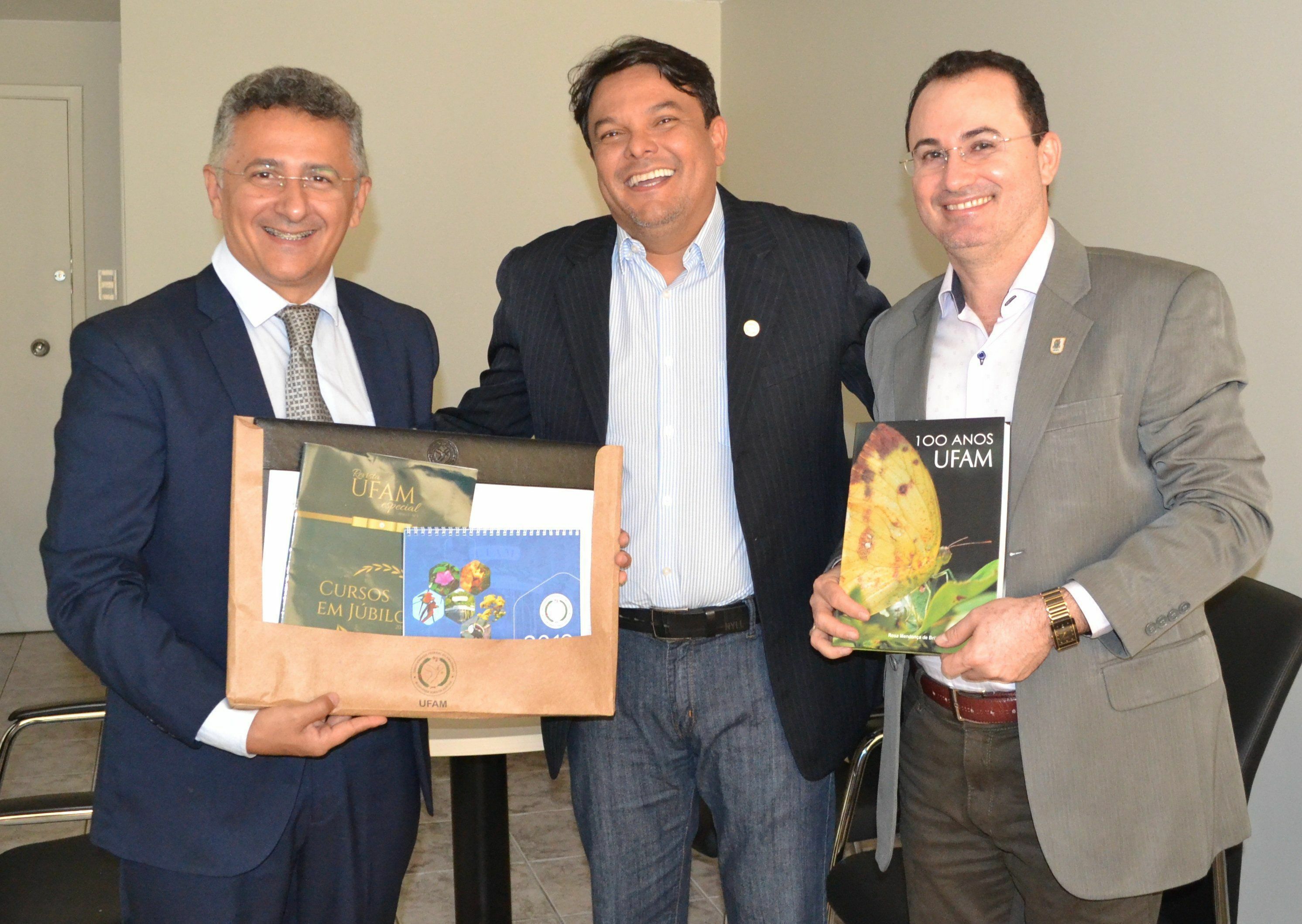 Ao centro, representante da Ufam, em Brasília, posa para foto com gestores da Universidade Estadual do Piauí, Evandro Alberto e Raimundo Isídio
